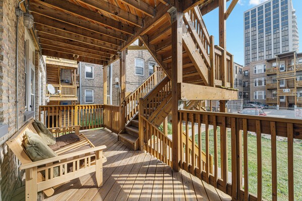 Property grounds - Walk to Wrigley! Spacious 3BR in the Heart of Chicago (Chicago)