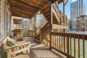 Property grounds - Walk to Wrigley! Spacious 3BR in the Heart of Chicago (Chicago)