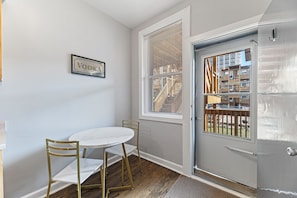 Dining - Walk to Wrigley! Spacious 3BR in the Heart of Chicago (Chicago)