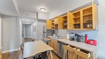 Coffee/tea maker, fridge, microwave, oven