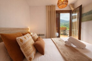 Travel cot, free WiFi, bed sheets - Vall de Muntanyes - Costabona (Molló)