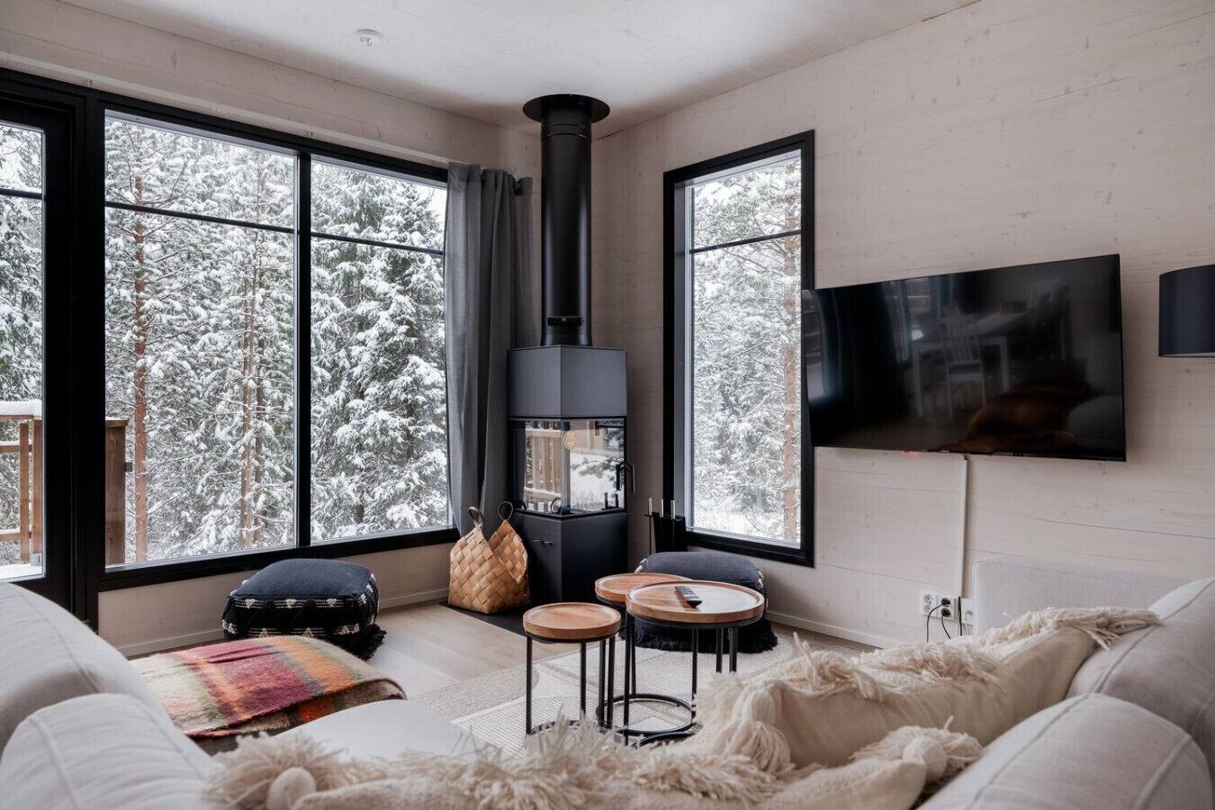 Una televisión, una chimenea