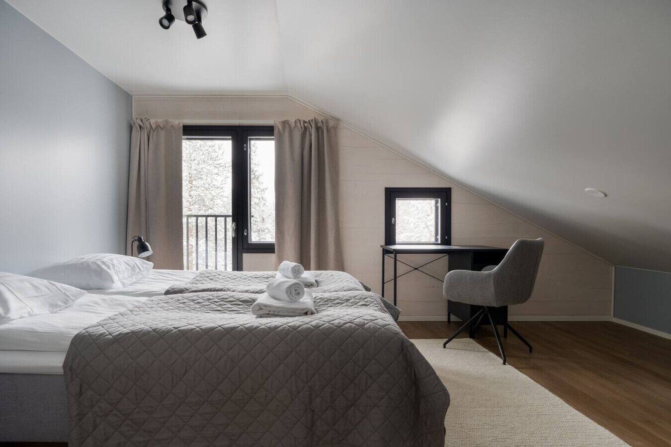 Une chambre à coucher avec un lit, un bureau et une chaise.