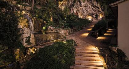 Villa Chiovada Natural waterfalls and cave spa