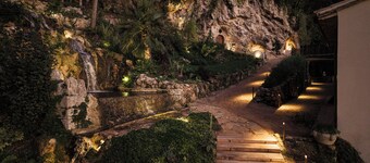Villa Chiovada Natural waterfalls and cave spa