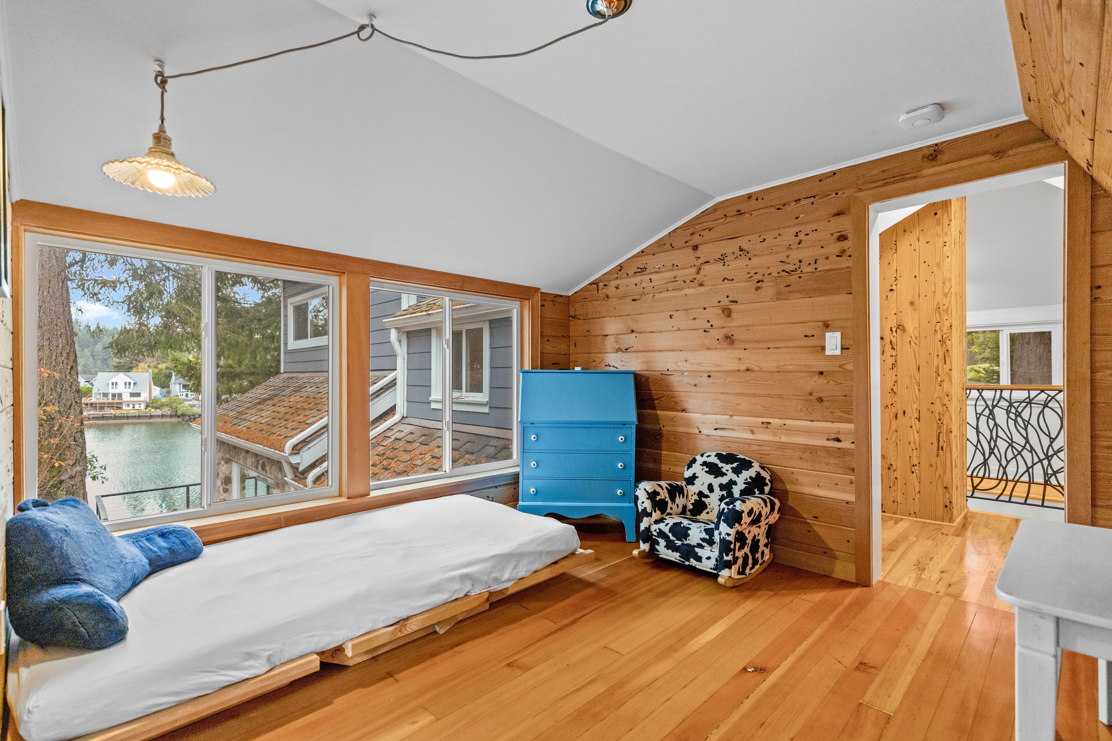 Travel crib, WiFi, bed sheets