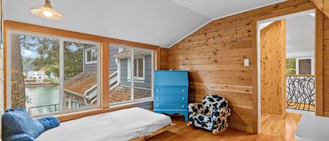 Travel crib, WiFi, bed sheets