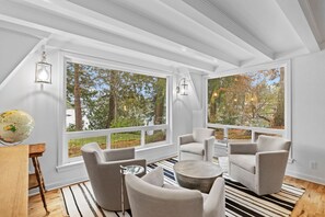 テレビ、暖炉、書庫