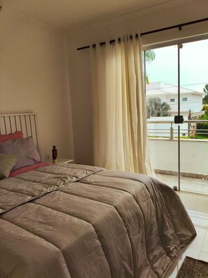 3 quartos, ferros/tábuas de passar roupa, acesso à internet