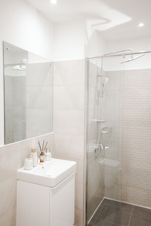 Dusche, umweltfreundliche Kosmetikartikel, Handtücher, Seife