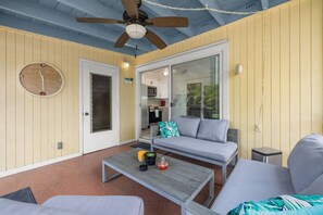 TV, fireplace - Modern 2 bed/1 bath duplex, close to everything. (Port Charlotte)