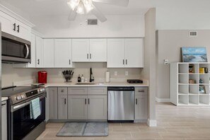 Fridge, microwave, oven, stovetop - Modern 2 bed/1 bath duplex, close to everything. (Port Charlotte)