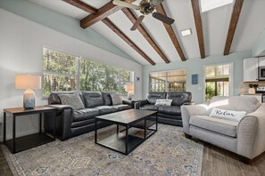 テレビ、暖炉、卓球台