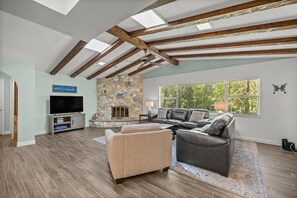 テレビ、暖炉、卓球台