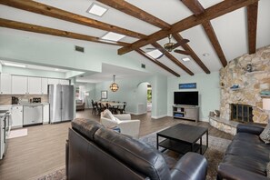 テレビ、暖炉、卓球台