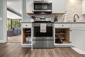 冷蔵庫、電子レンジ、オーブン、コンロ