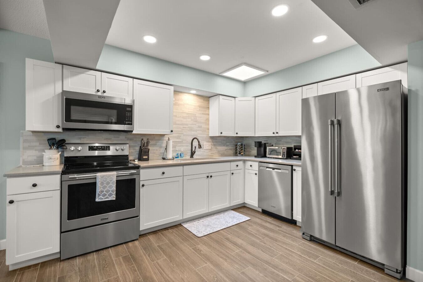 Refrigerador, microondas, horno y parrilla de estufa 