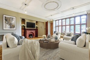Living area - Higginson House (Marlow)
