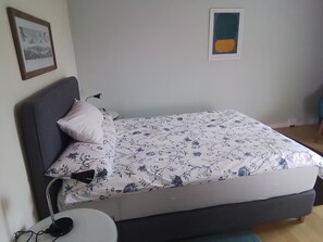 1 slaapkamer, een strijkplank/strijkijzer, wifi, beddengoed