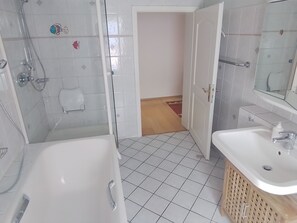 Secadora de cabello, toallas, jabón, papel de baño