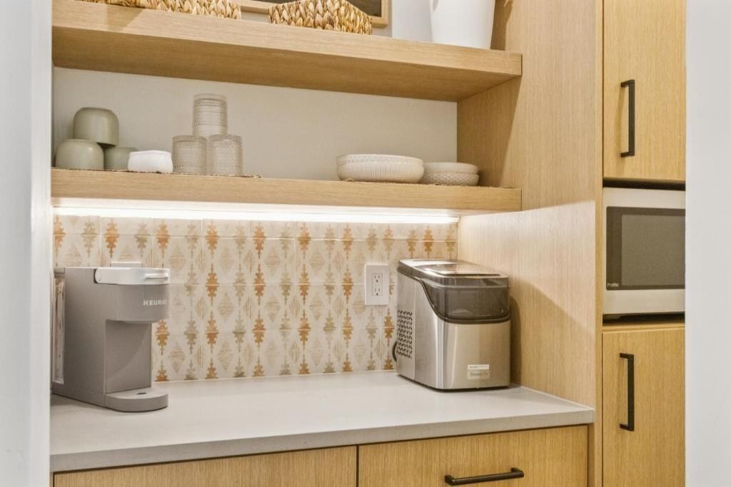 Una kitchenette equipada con cafetera, tostadora y microondas.