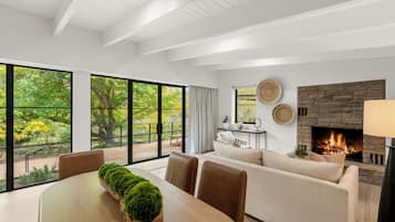 Cabin | Living area | Flat-screen TV