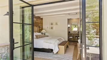 Cabin, 1 King Bed, Patio, River View | Individually decorated, WiFi