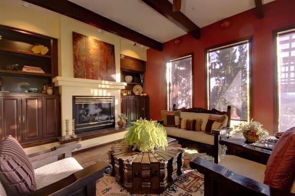 Living area - Sedona Views Bed & Breakfast (Sedona)