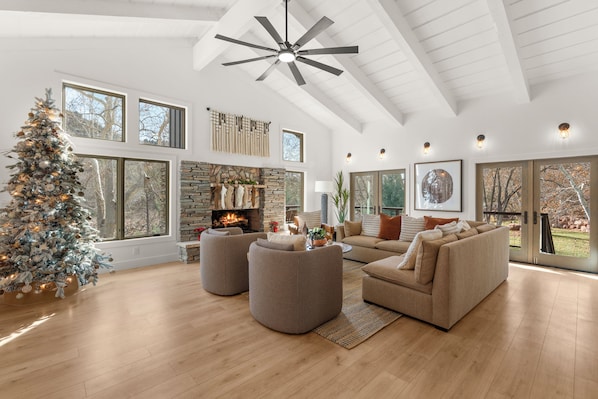 Flat-screen TV - Sedona Views Bed & Breakfast (Sedona)