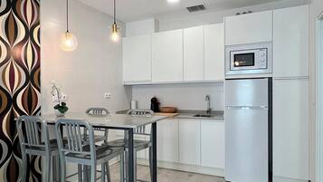 Réfrigérateur, batterie de cuisine, vaisselle et ustensiles