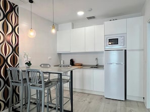 Réfrigérateur, batterie de cuisine, vaisselle et ustensiles