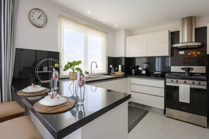 Frigorífico, microondas, horno y placa de cocina