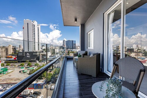 Stylish, Upscale City Center Condo, Pool & Gym