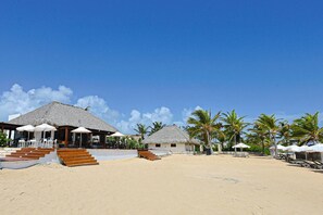 Exterior - Spacious and Elegant 2BR Condo, King size Bed, Full AC, Pool, Steps to Hard Rock (Punta Cana)