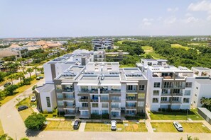 Exterior - Spacious and Elegant 2BR Condo, King size Bed, Full AC, Pool, Steps to Hard Rock (Punta Cana)