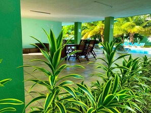 Outdoor dining - Elegant 3BD Condo with Sea View, King Bed, Pool (Santo Domingo Este)