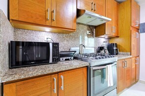 ثلاجة، ميكروويف، فرن، موقد طهي مسطح