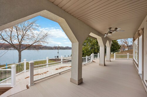 Ferry Dock Hideaway-Riverfront Bliss!