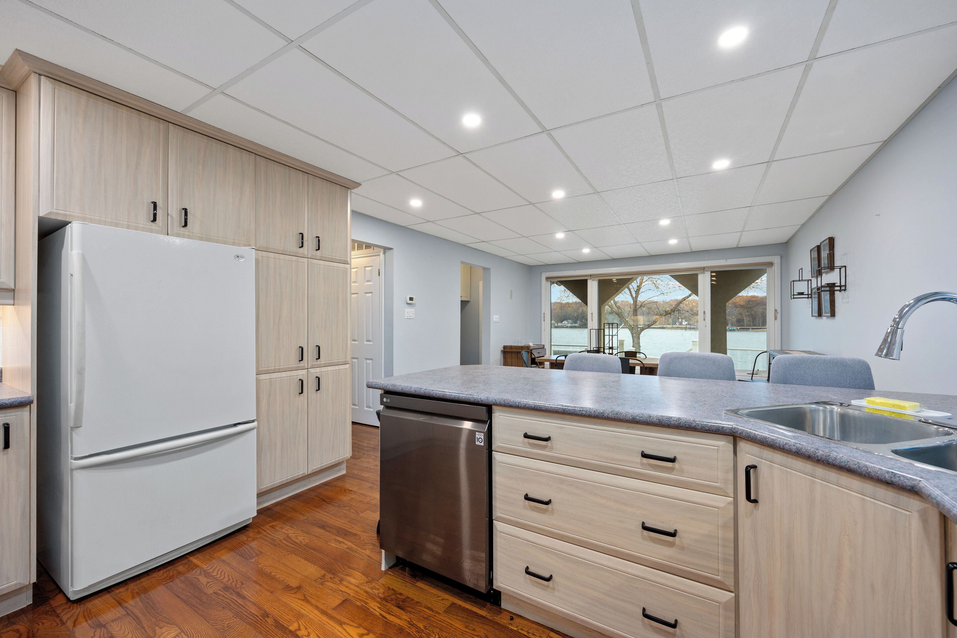 Microondas, horno, parrilla de estufa y lavavajillas 