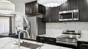 Micro-ondes, four, plaque de cuisson, lave-vaisselle