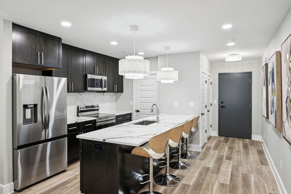 Een magnetron, een oven, een kookplaat, een vaatwasser