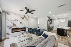 Een televisie en een open haard