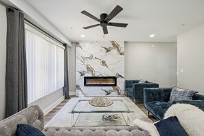 TV, fireplace - Cozy 2-bedroom apartment in fabulous Tucker and pet friendly. (Tucker)