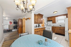 Fridge, microwave, oven, stovetop - Charming Kingston Home w/Private Yard & Peaceful Vibes — Family Friendly! (Kingston)