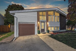 Exterior - Charming Kingston Home w/Private Yard & Peaceful Vibes — Family Friendly! (Kingston)