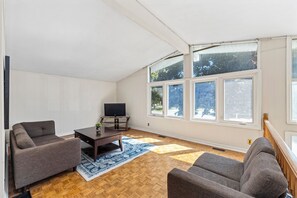 Smart TV, books - Charming Kingston Home w/Private Yard & Peaceful Vibes — Family Friendly! (Kingston)
