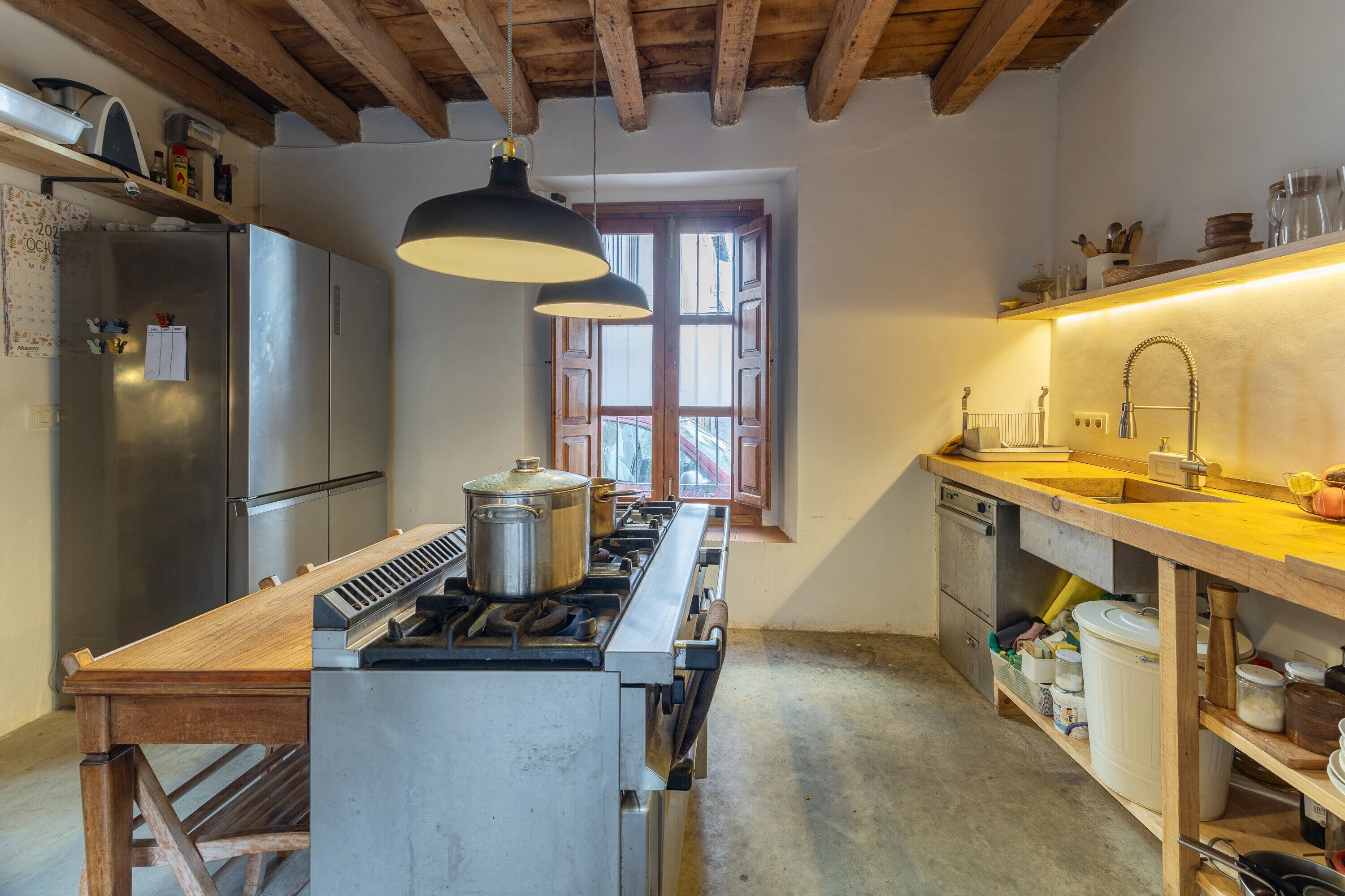 Een koelkast, een oven, een kookplaat, een vaatwasser