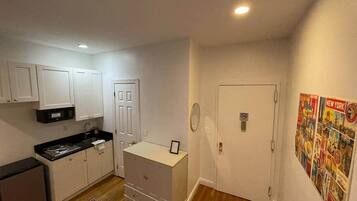 冷蔵庫、電子レンジ、コンロ、コーヒー / ティーメーカー