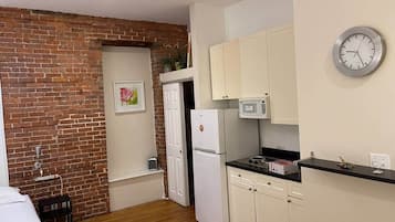 Frigorifero, microonde, piano cottura, tostapane