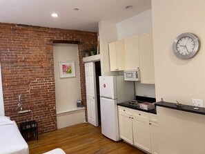 Kühlschrank, Mikrowelle, Herdplatte, Toaster